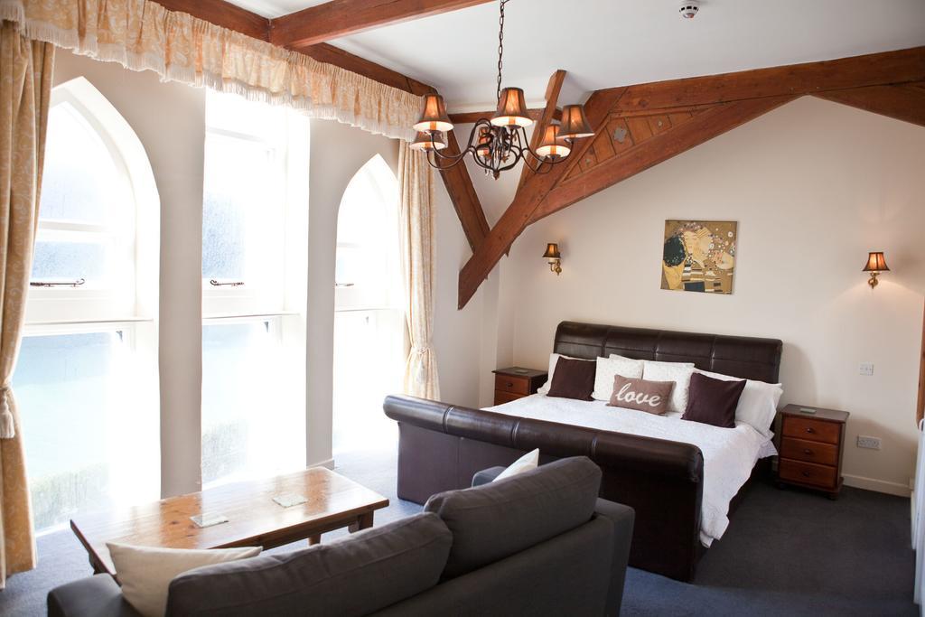 The Old School Hotel Порт Айзък Стая снимка